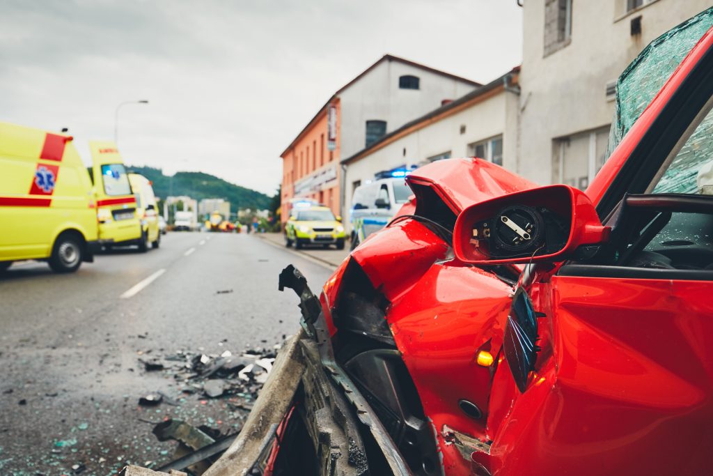 Rettungswagen an einer Unfallstelle – Unfall passiert, was tun? Ratgeber vom Kfz-Gutachter Bonn