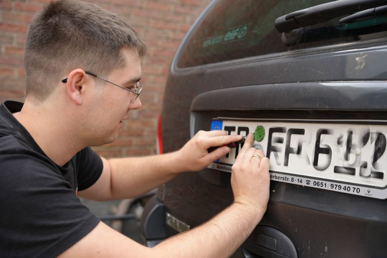 Kfz-Sachverständiger bei der GTÜ-Partnerstelle in Bonn während der Hauptuntersuchung und Fahrzeugbewertung für ein Kfz-Gutachten