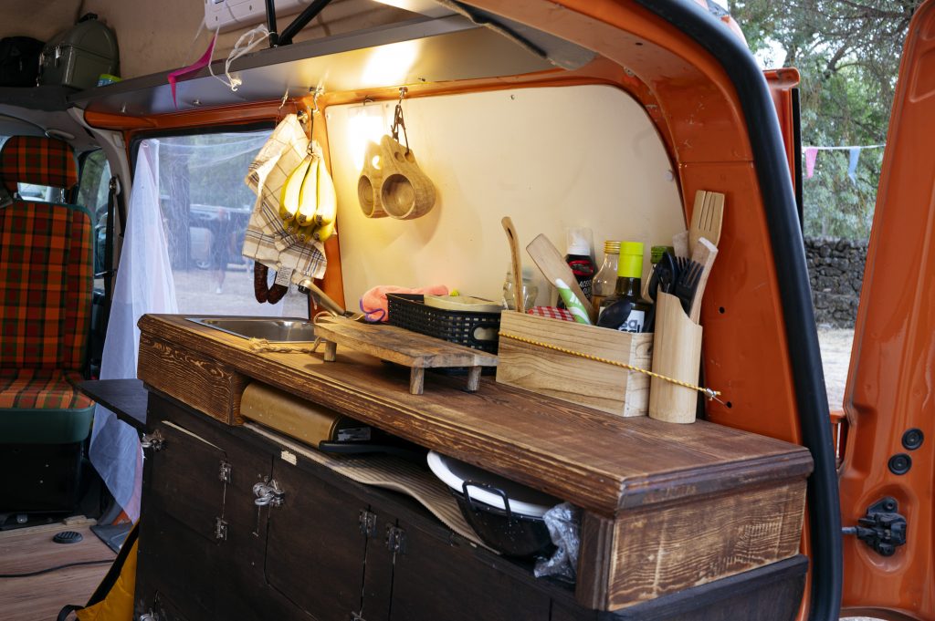 Innenraum eines ausgebauten Campervans – Wohnmobilzulassung beim Kfz-Sachverständigenbüro Rühlmann Bonn
