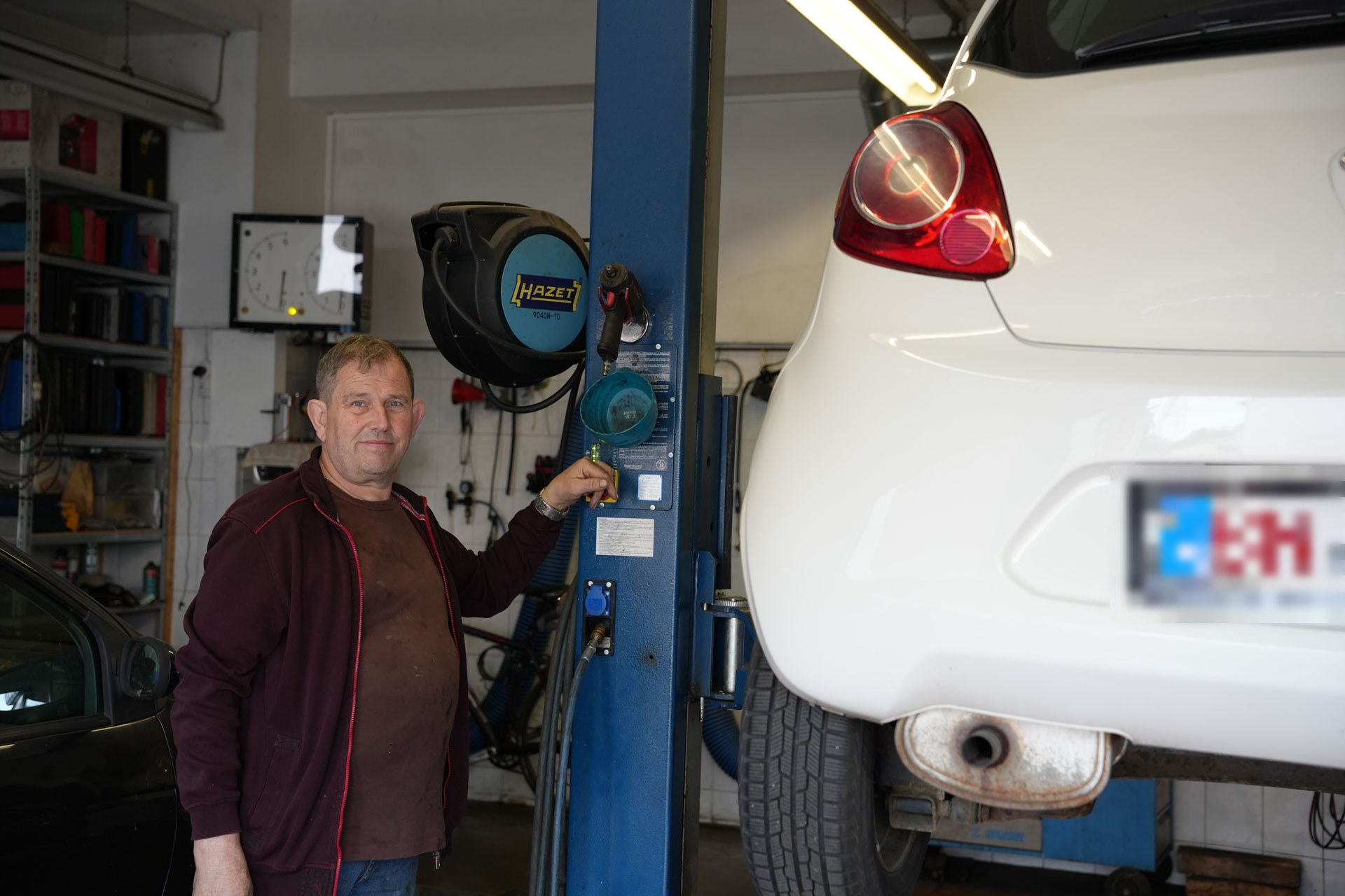 Kfz-Sachverständiger Bernd Rühlmann in der Werkstatt in Bonn